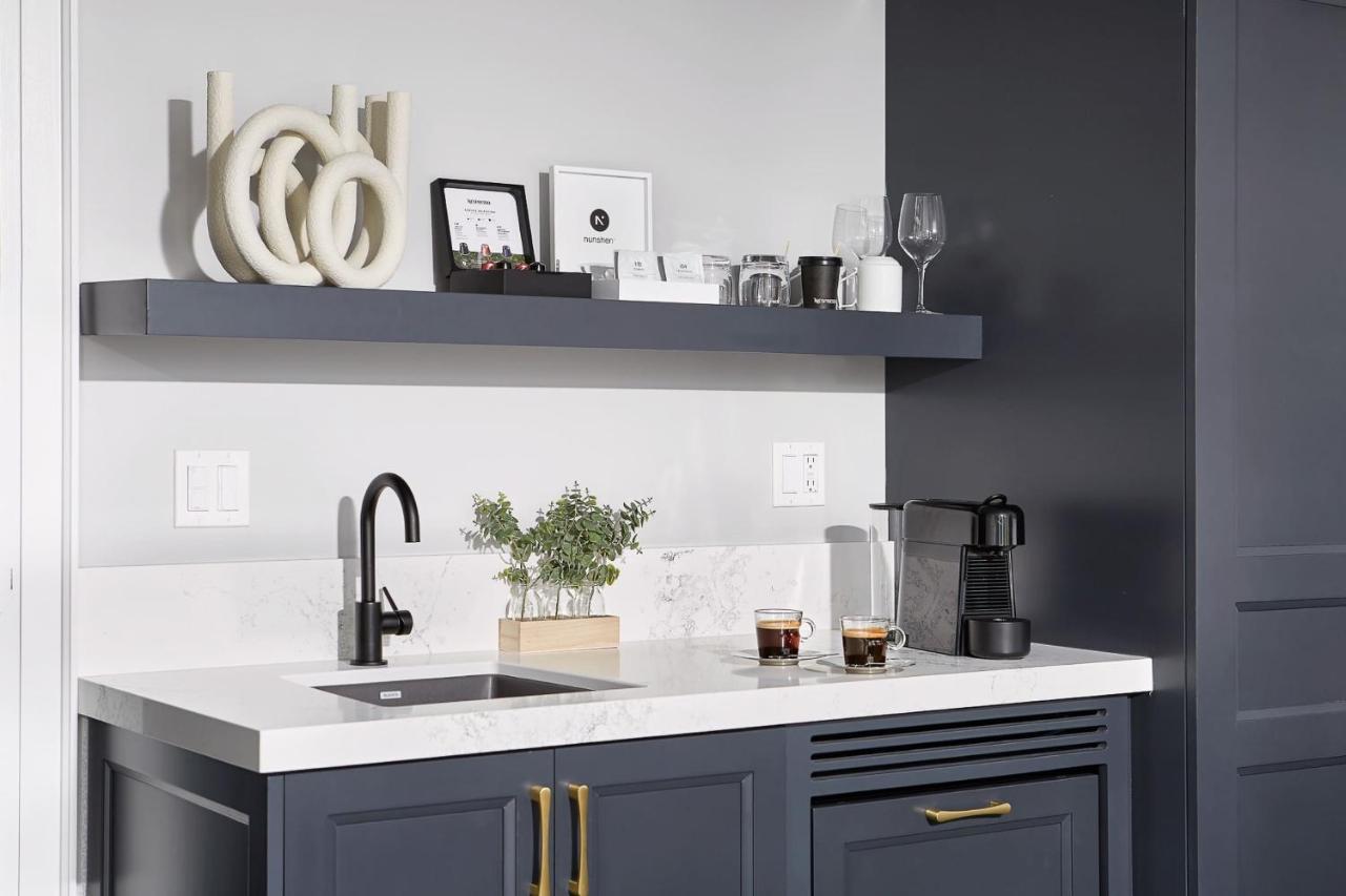 124 On Queen Hotel & Spa Niagara-on-the-Lake المظهر الخارجي الصورة A coffee station in a home