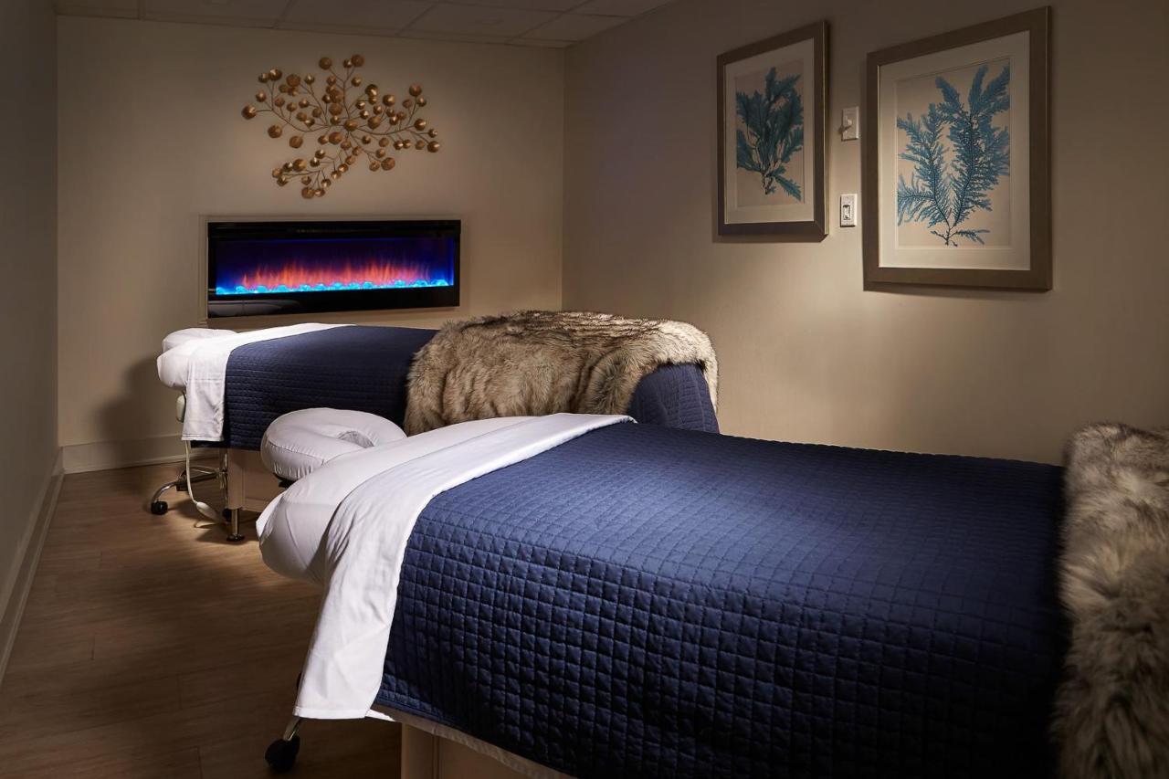 124 On Queen Hotel & Spa Niagara-on-the-Lake المظهر الخارجي الصورة A massage table