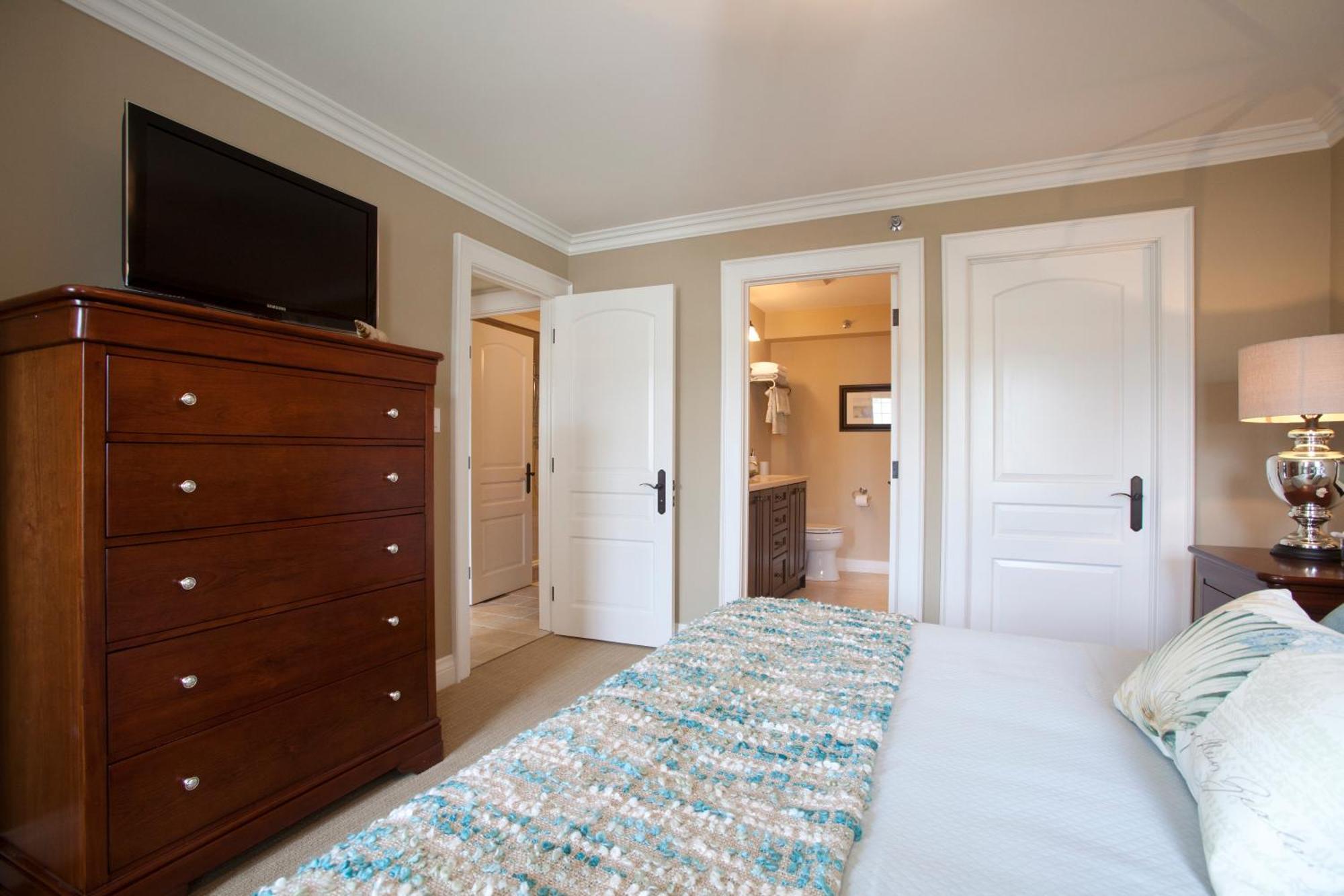 124 On Queen Hotel & Spa Niagara-on-the-Lake المظهر الخارجي الصورة A bedroom with a carpet