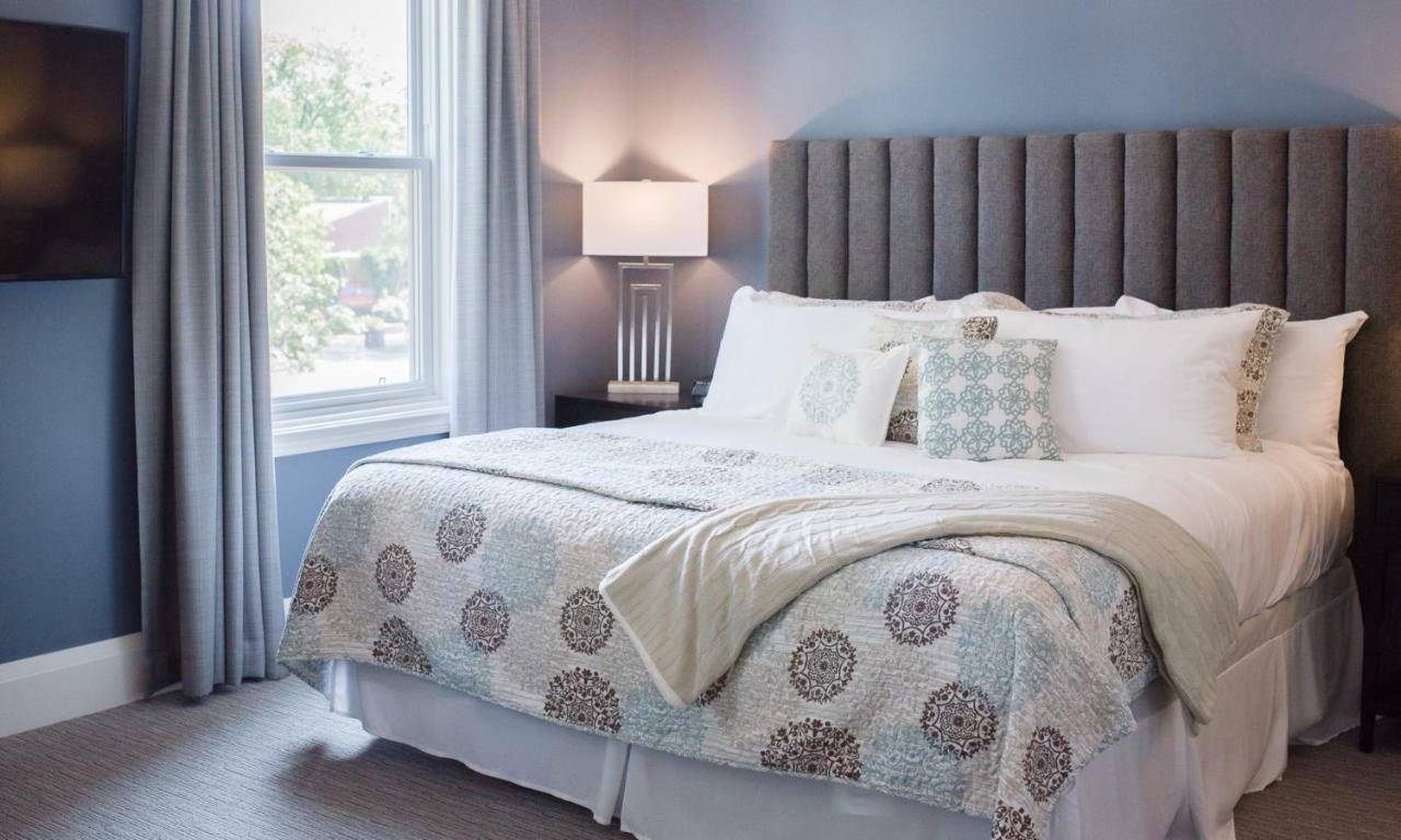 124 On Queen Hotel & Spa Niagara-on-the-Lake المظهر الخارجي الصورة A bedroom at the Inn at the Opera