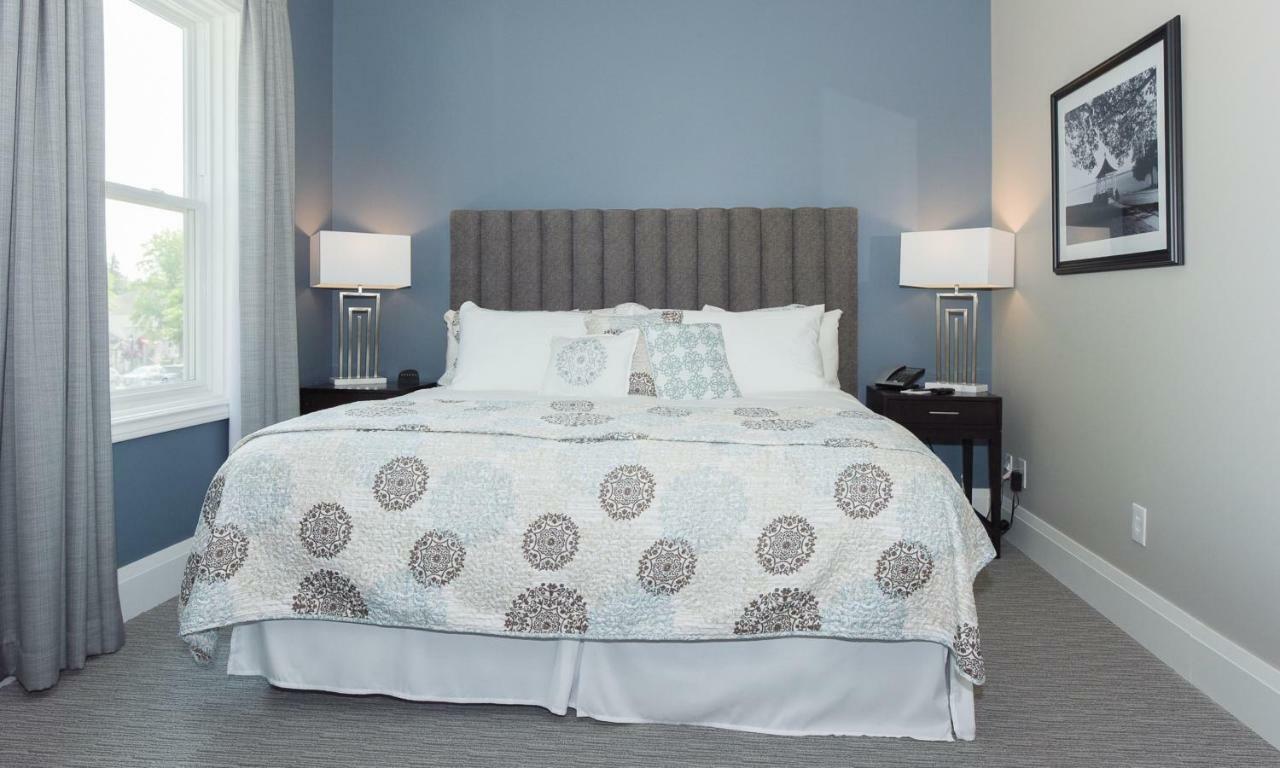 124 On Queen Hotel & Spa Niagara-on-the-Lake المظهر الخارجي الصورة A bedroom at the Inn at the Opera