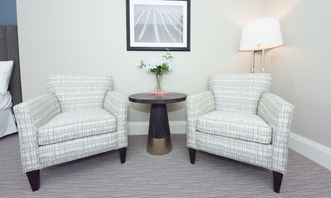 124 On Queen Hotel & Spa Niagara-on-the-Lake المظهر الخارجي الصورة A pair of club chairs