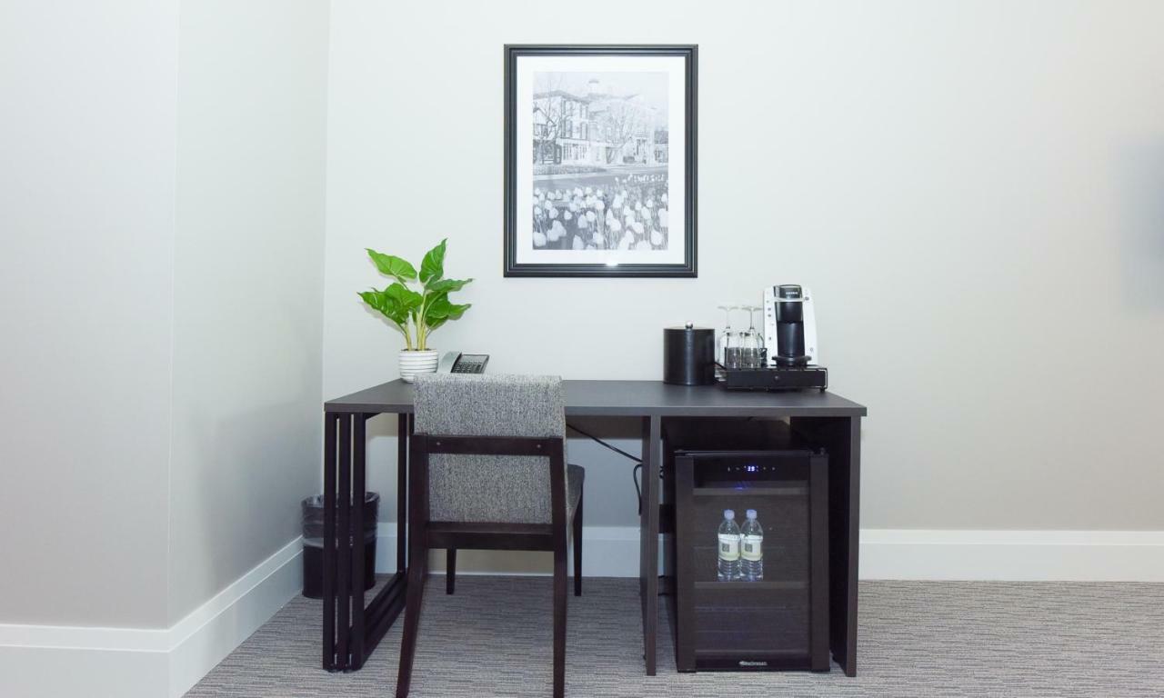124 On Queen Hotel & Spa Niagara-on-the-Lake المظهر الخارجي الصورة A typical hotel room with a Nespresso machine