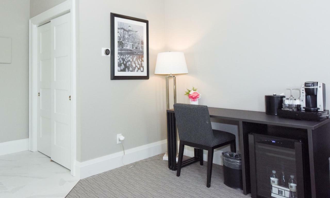 124 On Queen Hotel & Spa Niagara-on-the-Lake المظهر الخارجي الصورة A smart plug in a hotel room