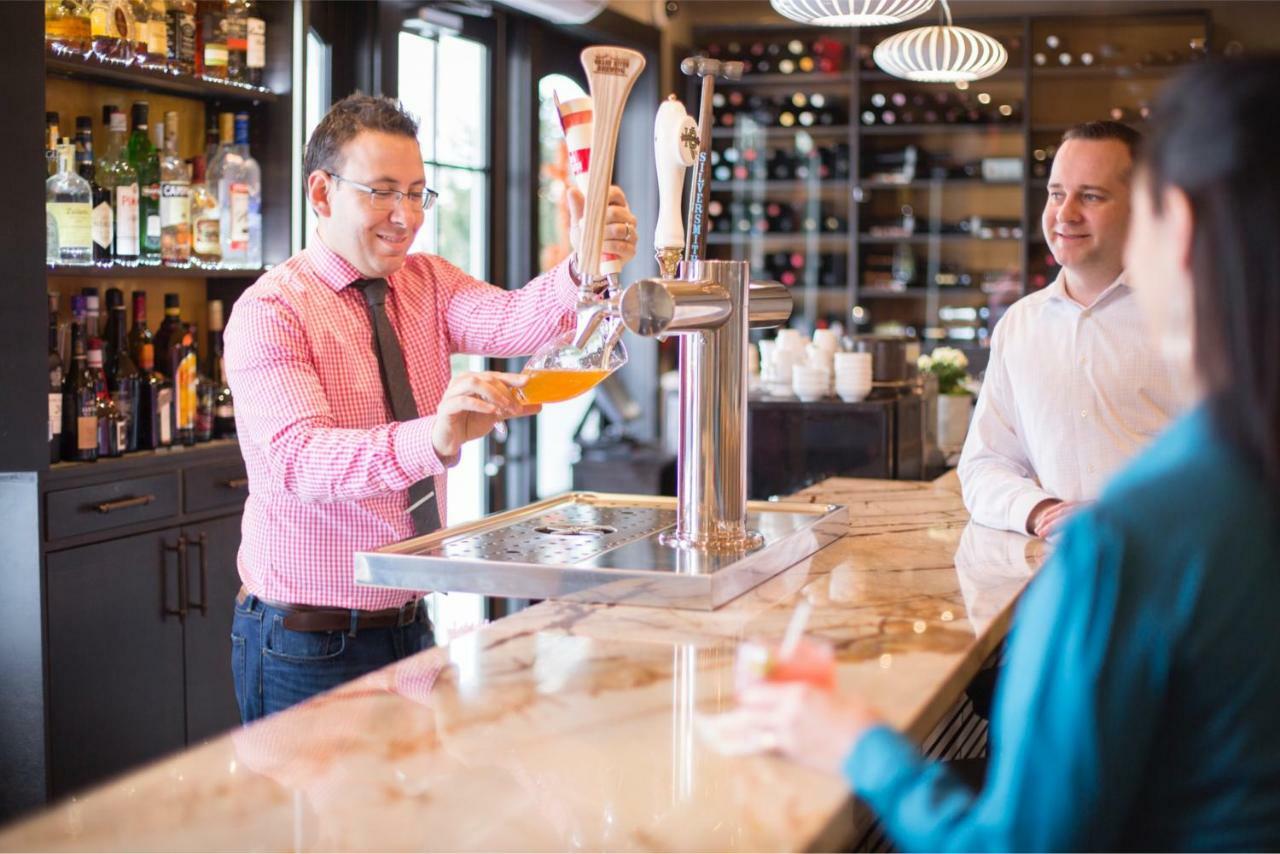 124 On Queen Hotel & Spa Niagara-on-the-Lake المظهر الخارجي الصورة A bartender serving beer