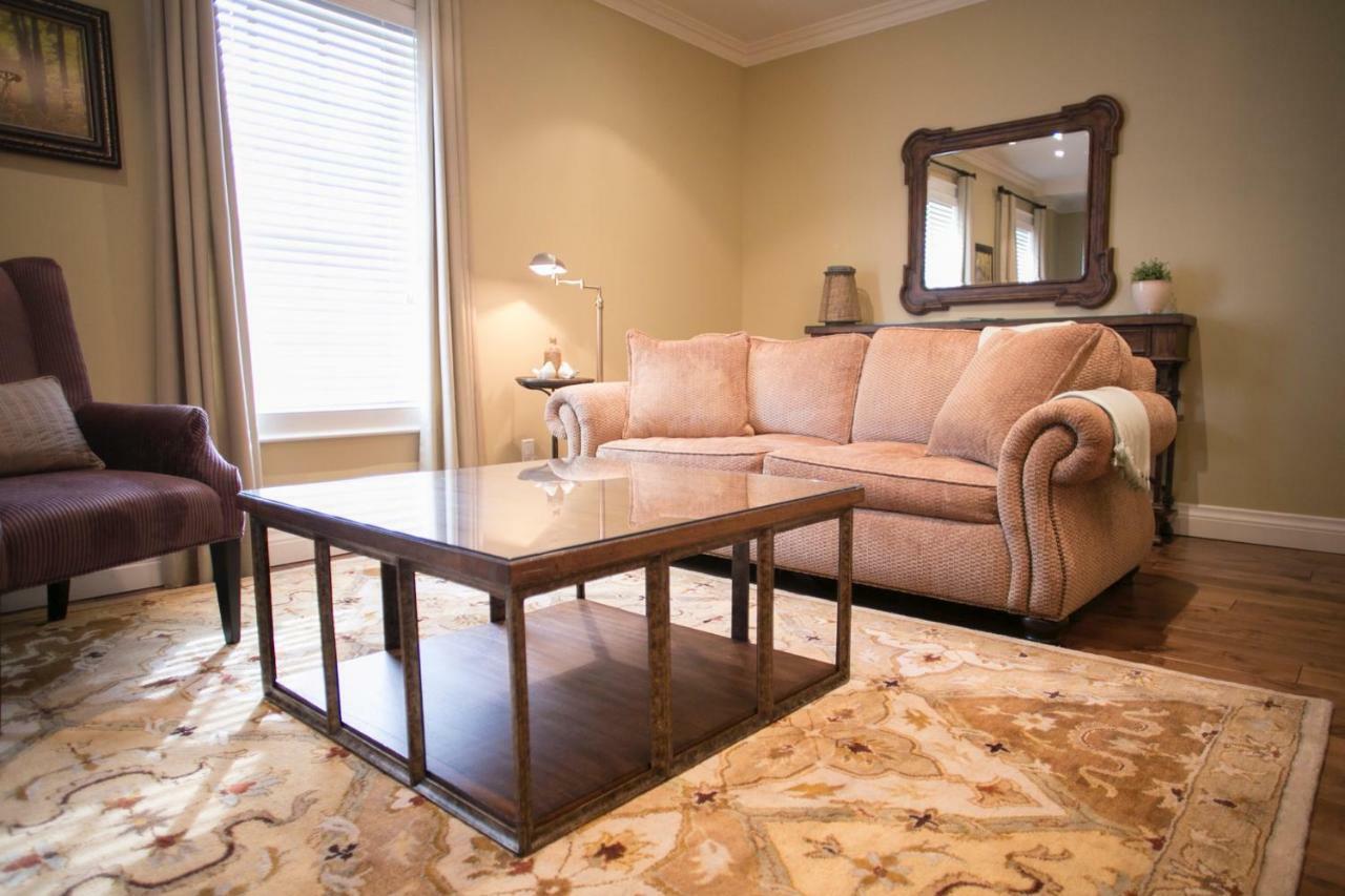 124 On Queen Hotel & Spa Niagara-on-the-Lake المظهر الخارجي الصورة A living room with a sofa
