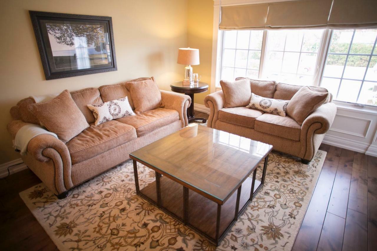 124 On Queen Hotel & Spa Niagara-on-the-Lake المظهر الخارجي الصورة A living room with a coffee table