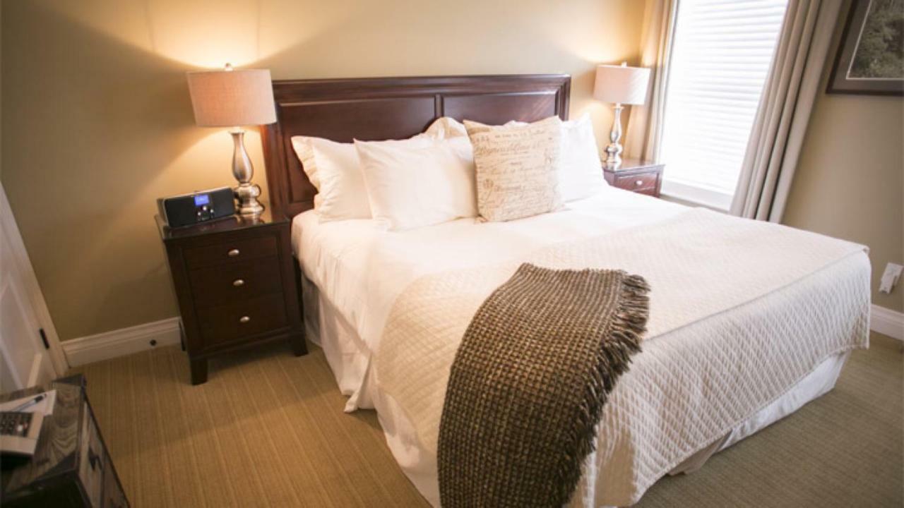 124 On Queen Hotel & Spa Niagara-on-the-Lake المظهر الخارجي الصورة A bed with a throw