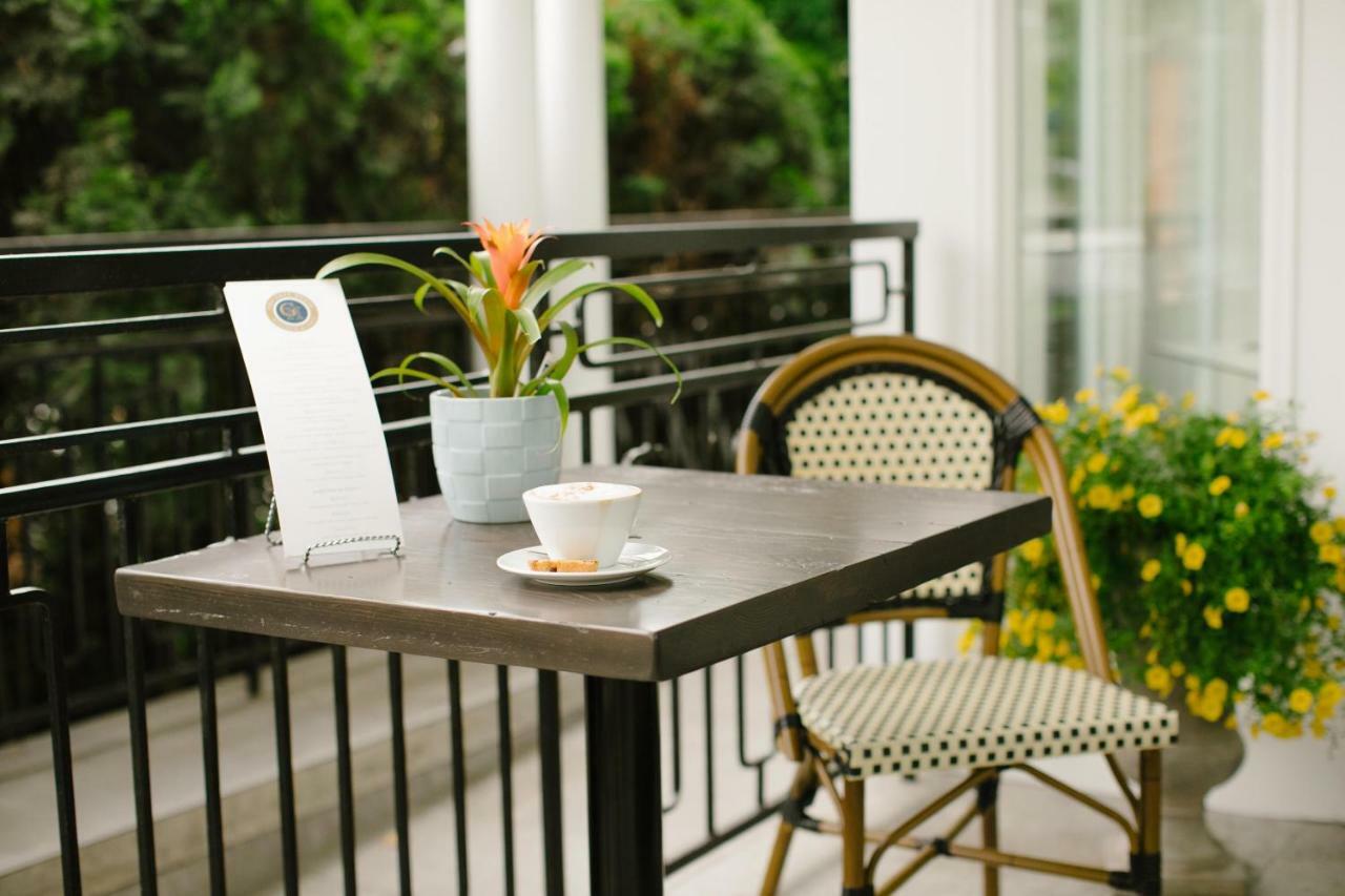 124 On Queen Hotel & Spa Niagara-on-the-Lake المظهر الخارجي الصورة A bistro table and chair