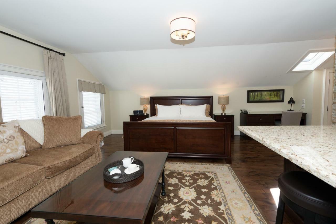 124 On Queen Hotel & Spa Niagara-on-the-Lake المظهر الخارجي الصورة A bedroom in a typical apartment