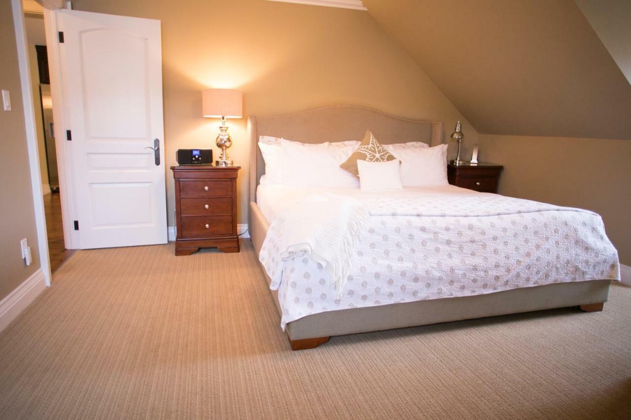 124 On Queen Hotel & Spa Niagara-on-the-Lake المظهر الخارجي الصورة A bedroom at the Inn at the Opera House