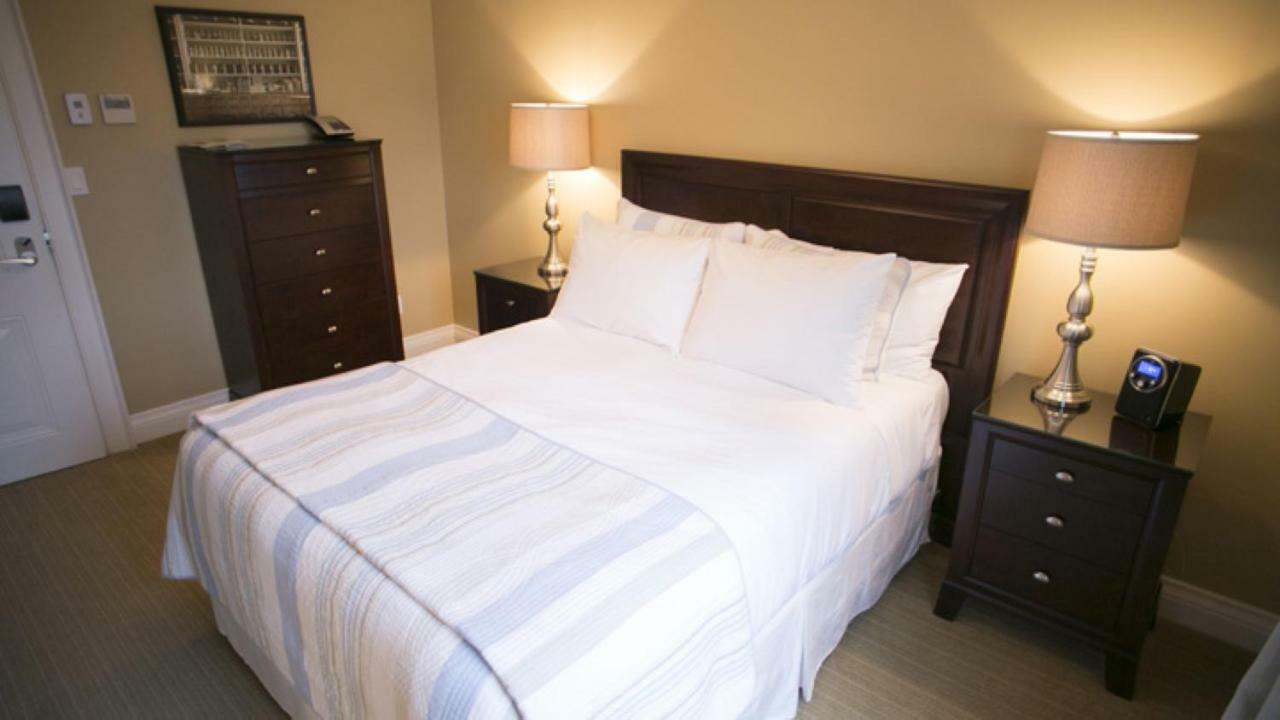 124 On Queen Hotel & Spa Niagara-on-the-Lake المظهر الخارجي الصورة A bed with a duvet