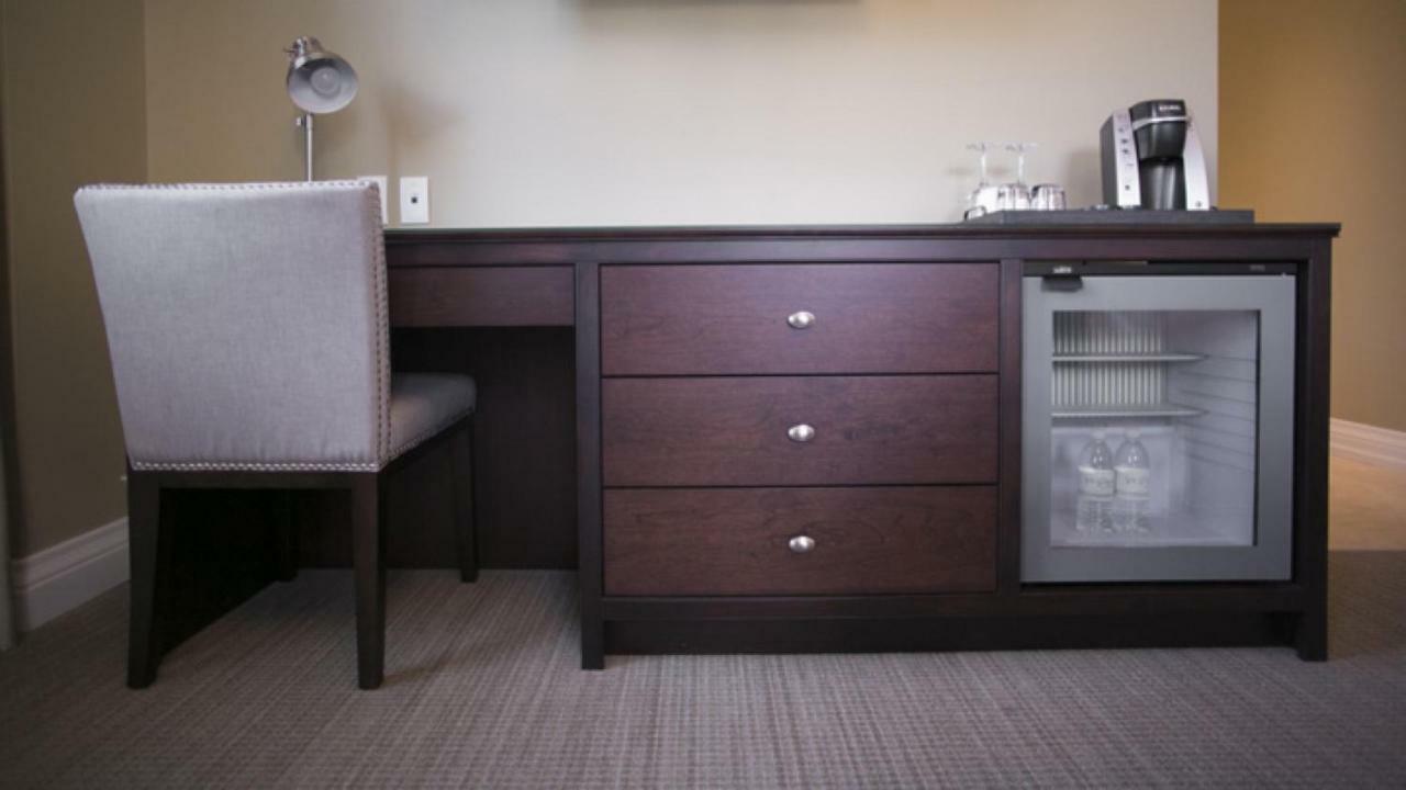 124 On Queen Hotel & Spa Niagara-on-the-Lake المظهر الخارجي الصورة A mini-refrigerator in a hotel room
