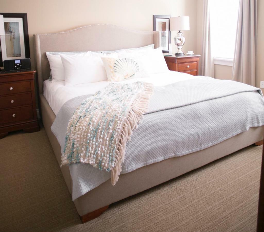 124 On Queen Hotel & Spa Niagara-on-the-Lake المظهر الخارجي الصورة A bed with a throw
