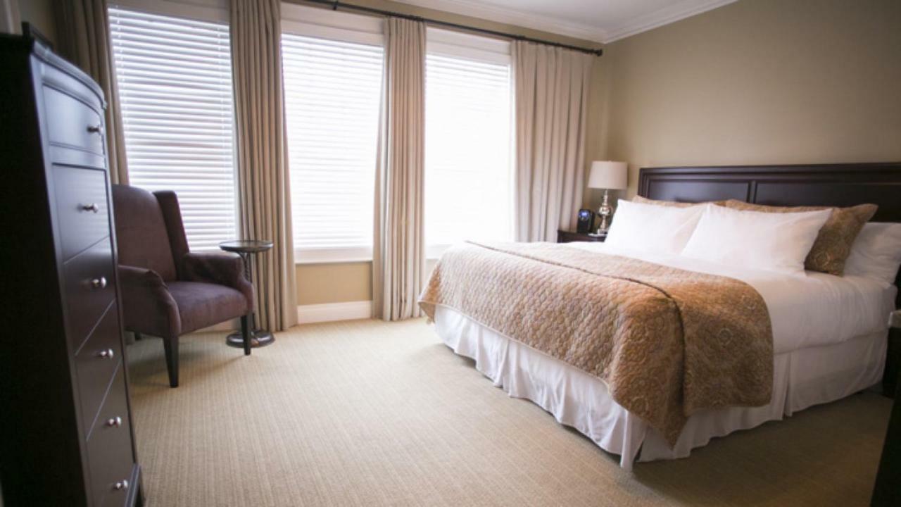 124 On Queen Hotel & Spa Niagara-on-the-Lake المظهر الخارجي الصورة A bedroom at the Inn at Laurel Point