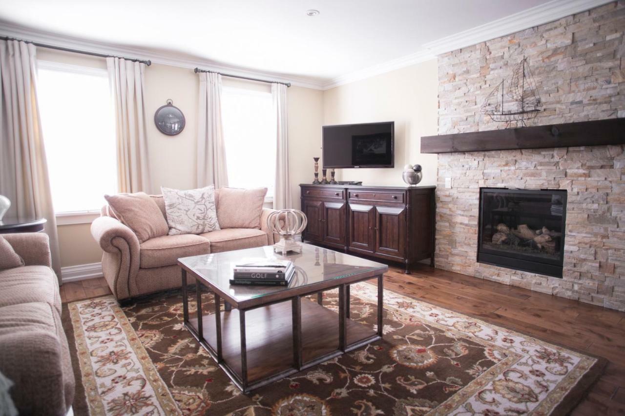 124 On Queen Hotel & Spa Niagara-on-the-Lake المظهر الخارجي الصورة A living room with a fireplace