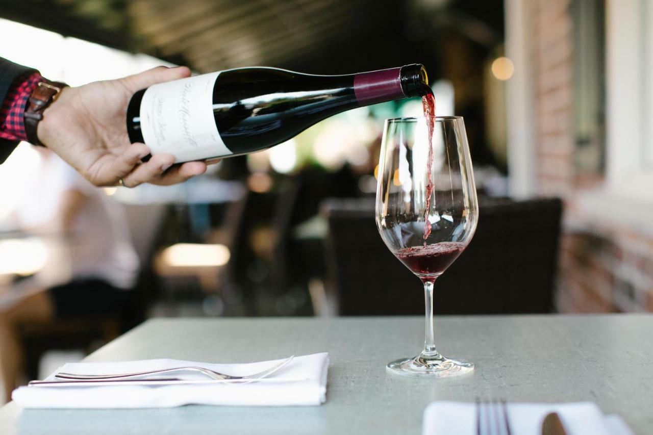124 On Queen Hotel & Spa Niagara-on-the-Lake المظهر الخارجي الصورة Wine being poured